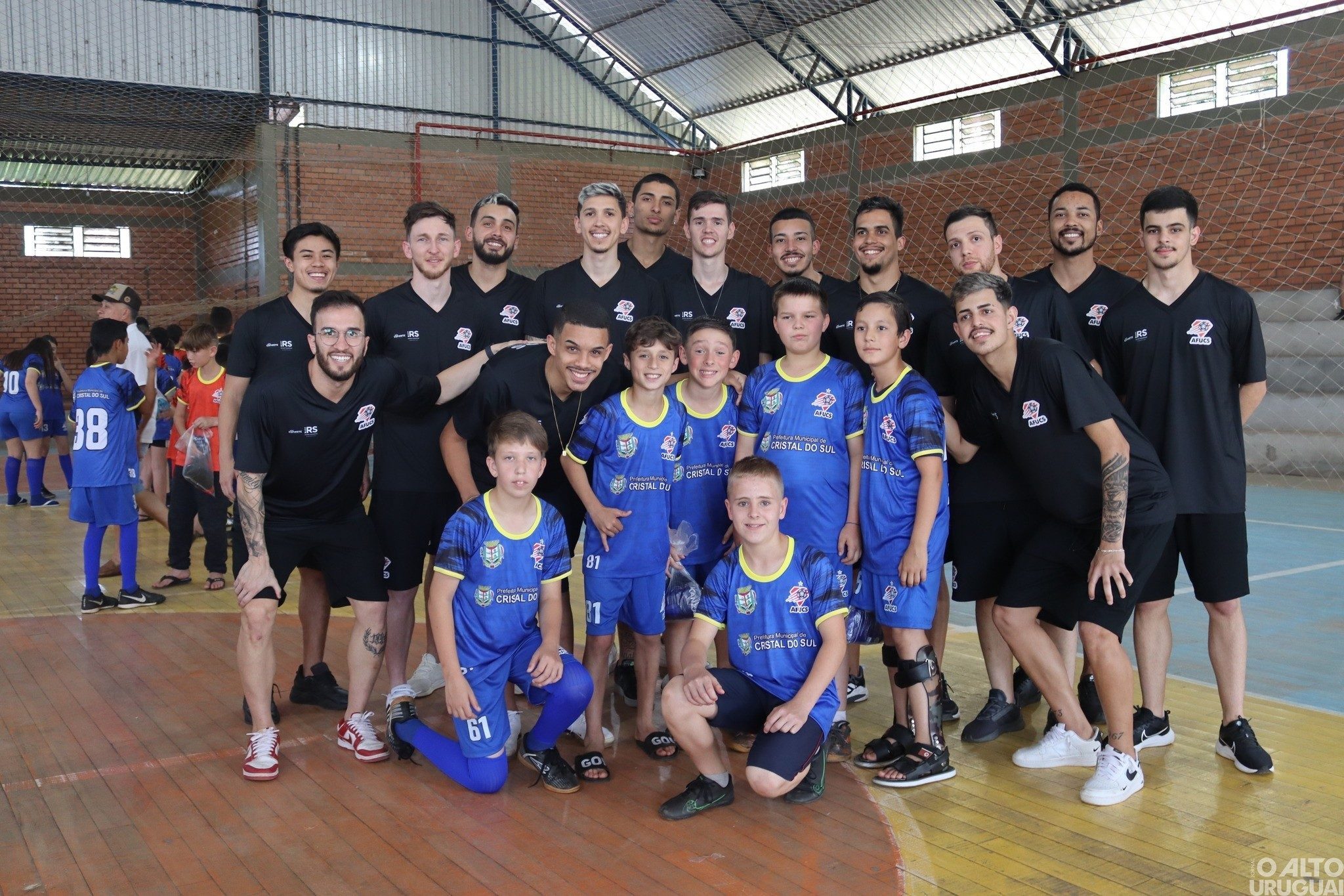 Alunos de Cristal do Sul recebem novos uniformes
