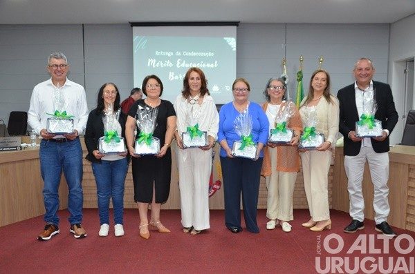 Câmara de FW homenageia oito professores com a Condecoração Mérito Educacional Barril