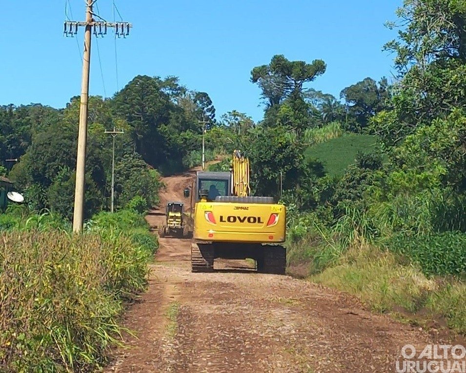 Secretaria da Agricultura de FW faz reparos em estradas do interior