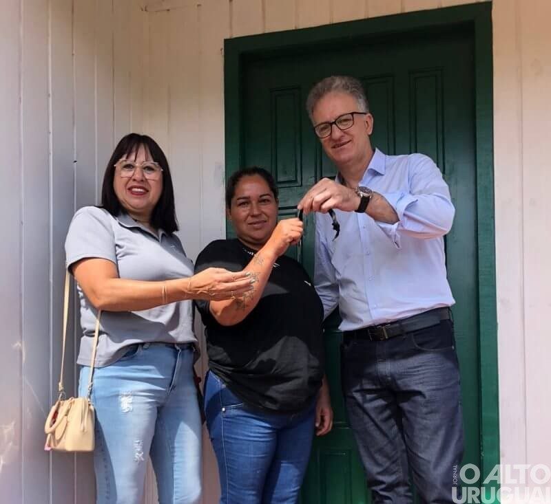 Administração de Palmeira das Missões entrega casa no bairro Paraíso
