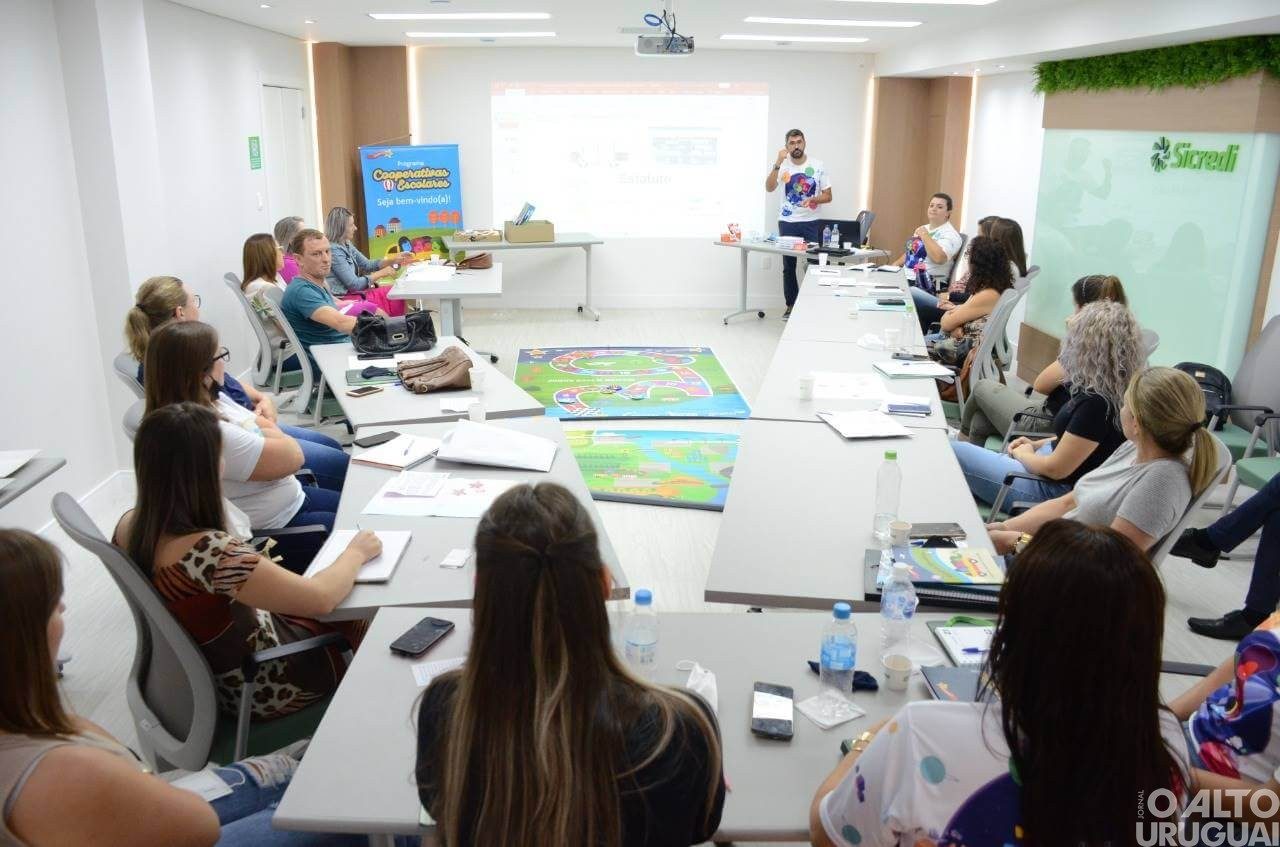 Professores participam de formação sobre as Cooperativas Escolares