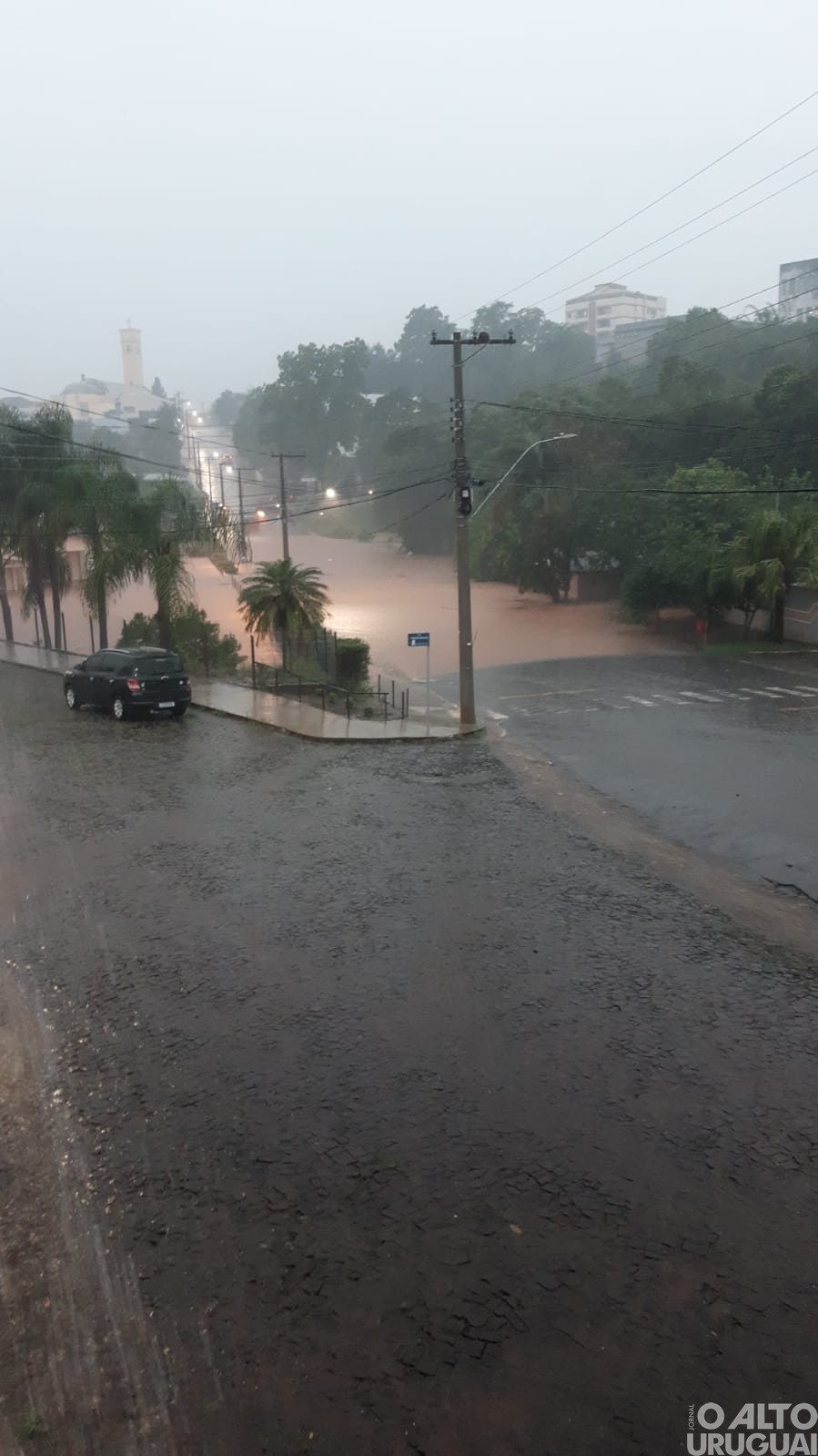 Temporal causa alagamentos, quedas de árvores e granizo na região