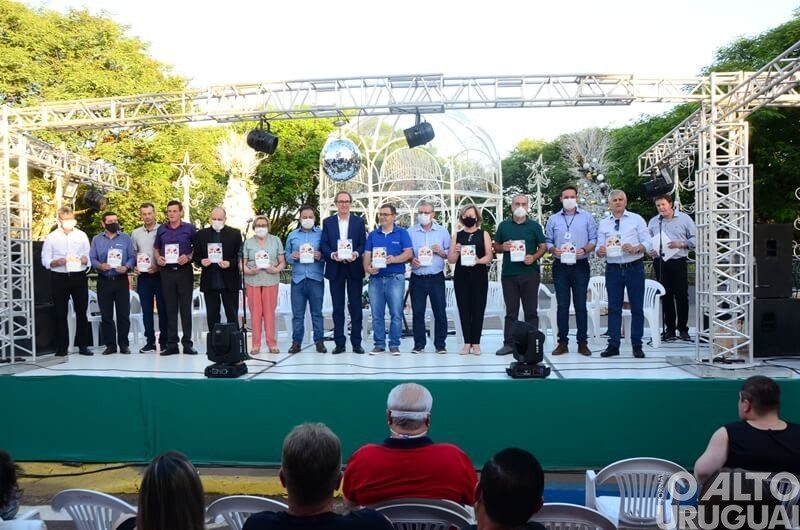 Lideranças de vários municípios prestigiam abertura da 1ª Feira Regional das Agroindústrias