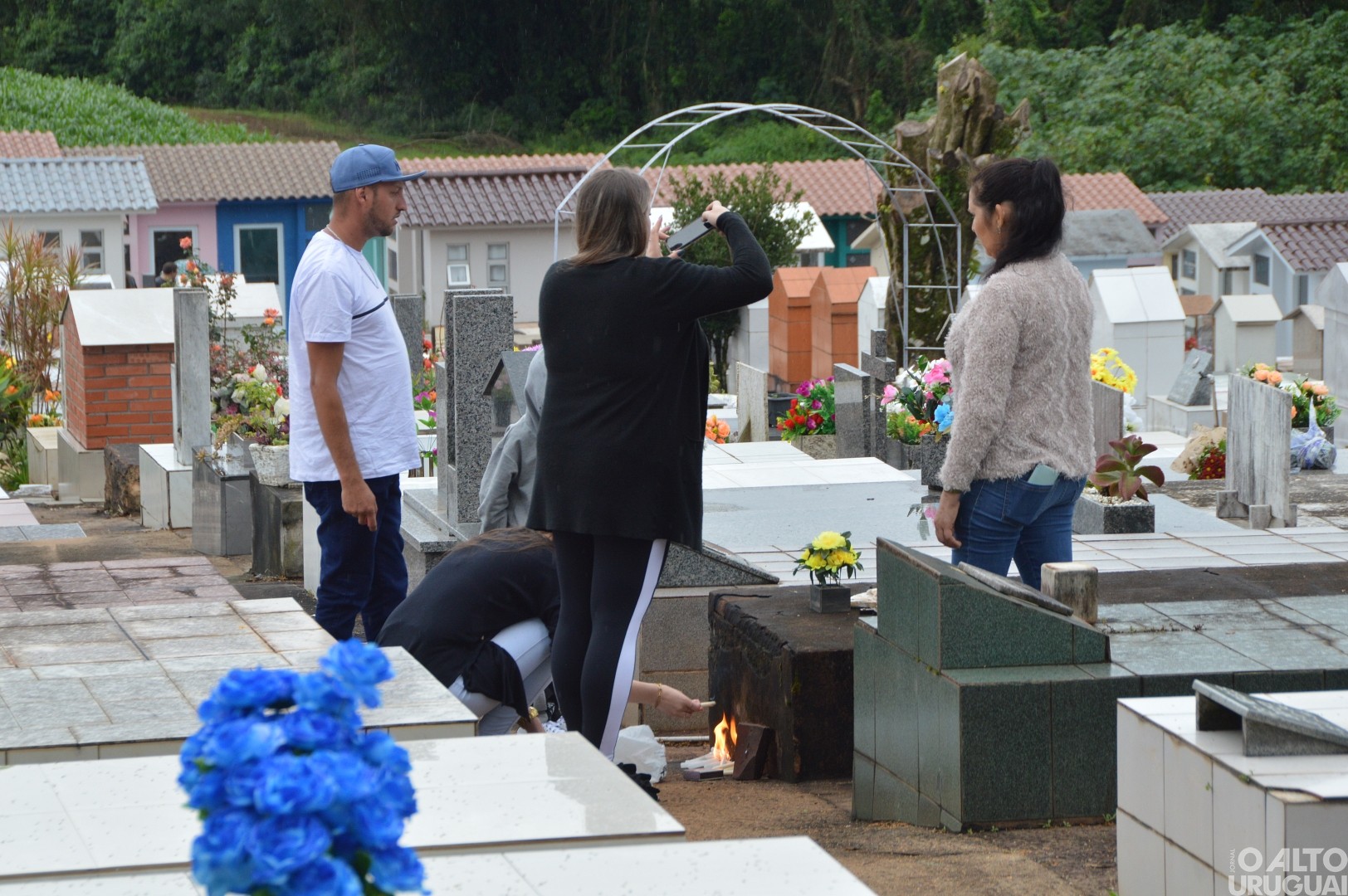 Missas e visitas relembram entes queridos nesse Dia de Finados