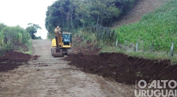 Realizada recuperação de estradas na linha Sanga Feia em Novo Tiradentes