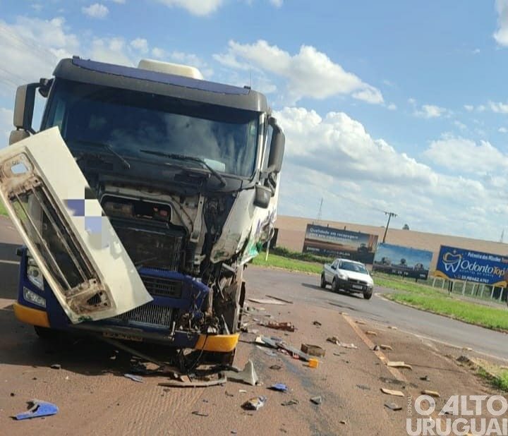 Dois caminhões colidem no Trevão de Palmeira das Missões