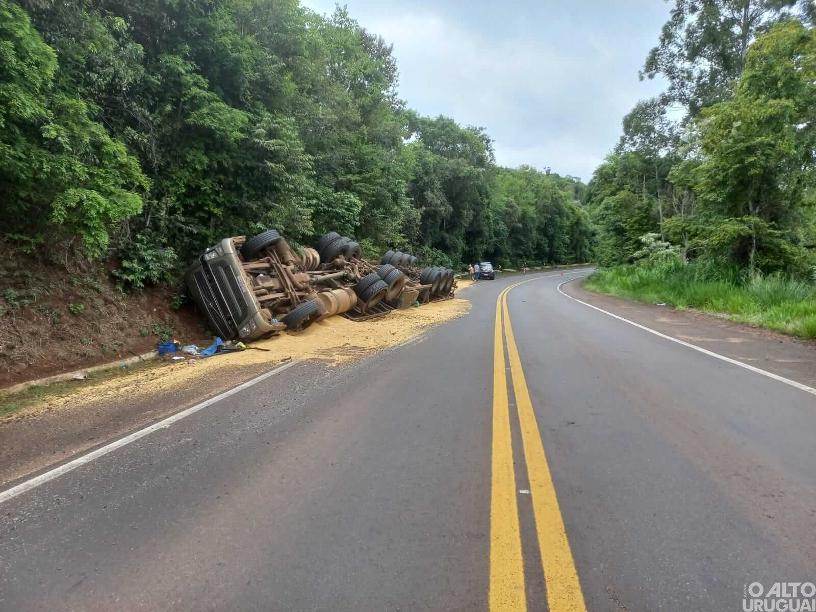 Caminhão tomba na BR-386