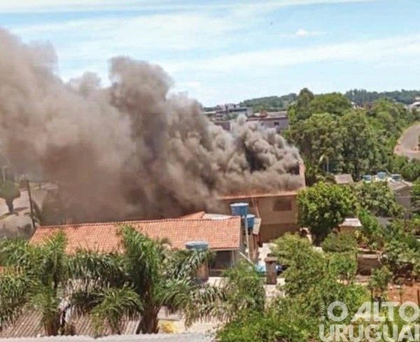 Residência é consumida pelo fogo em Palmitinho