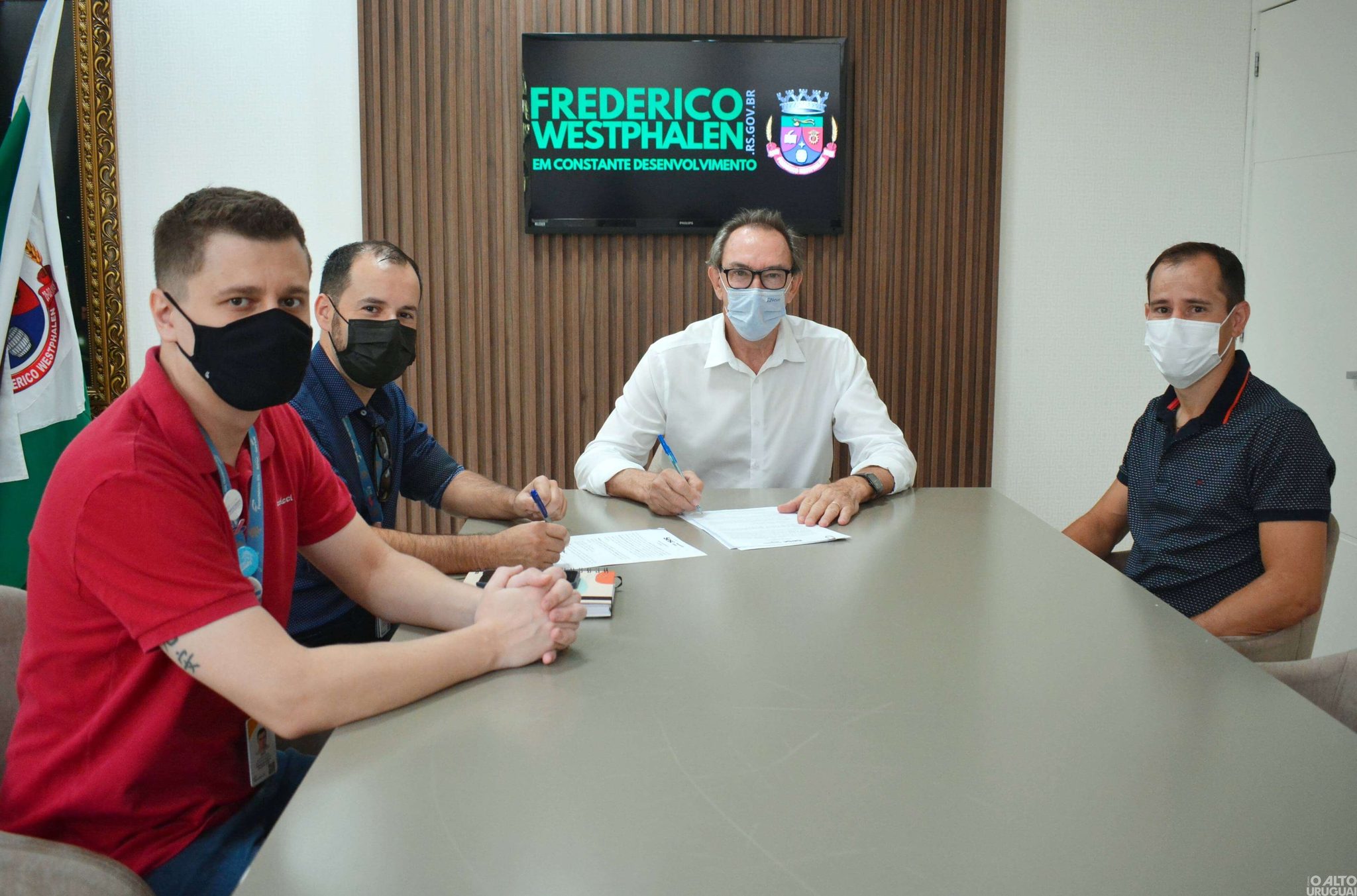 Prefeito de Frederico Westphalen assina convênio com o Sesc