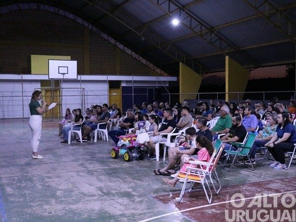 Realizado Cinema de Rua com exibição de filme natalino