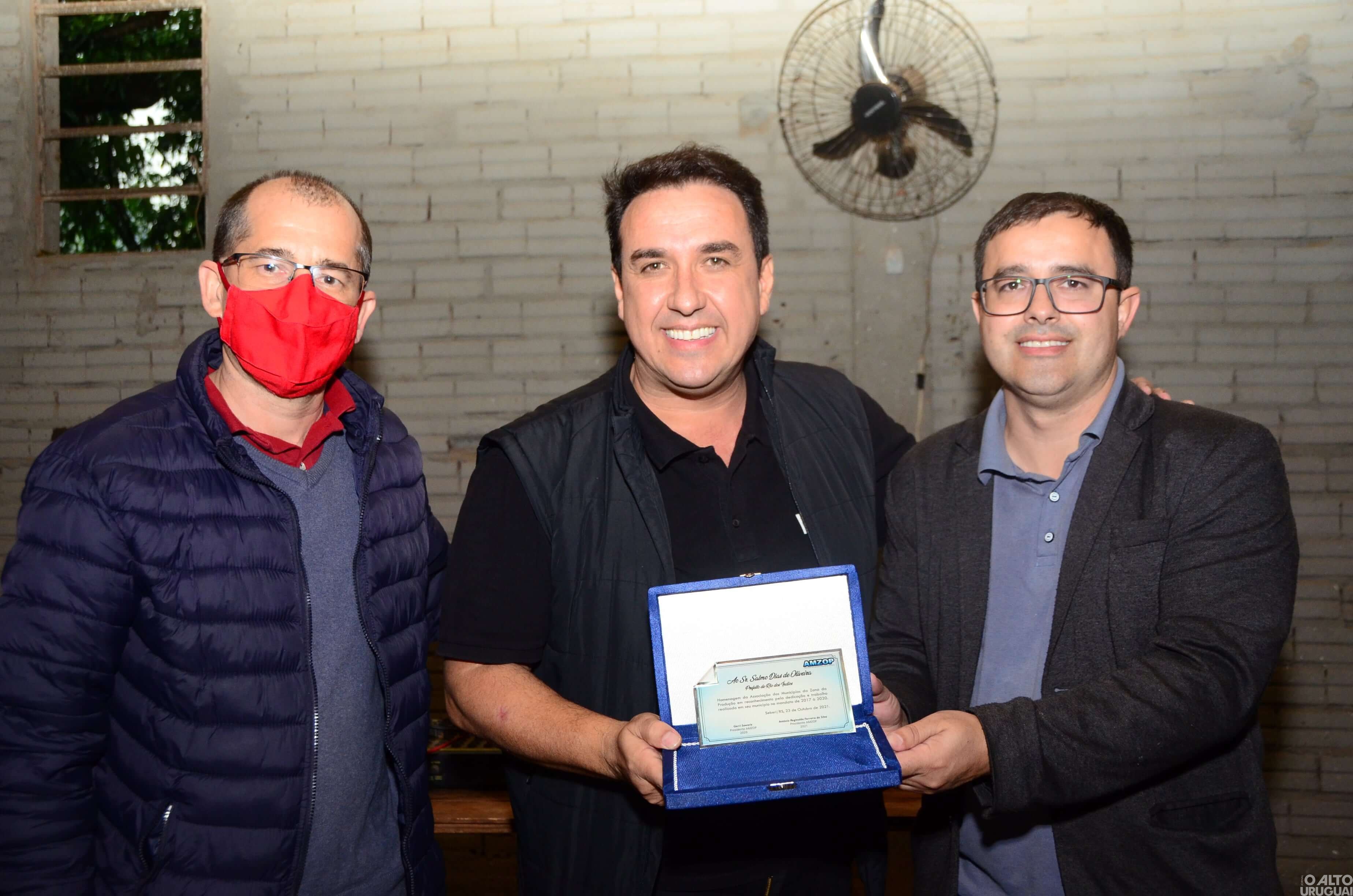 Gestores municipais recebem homenagem da Amzop