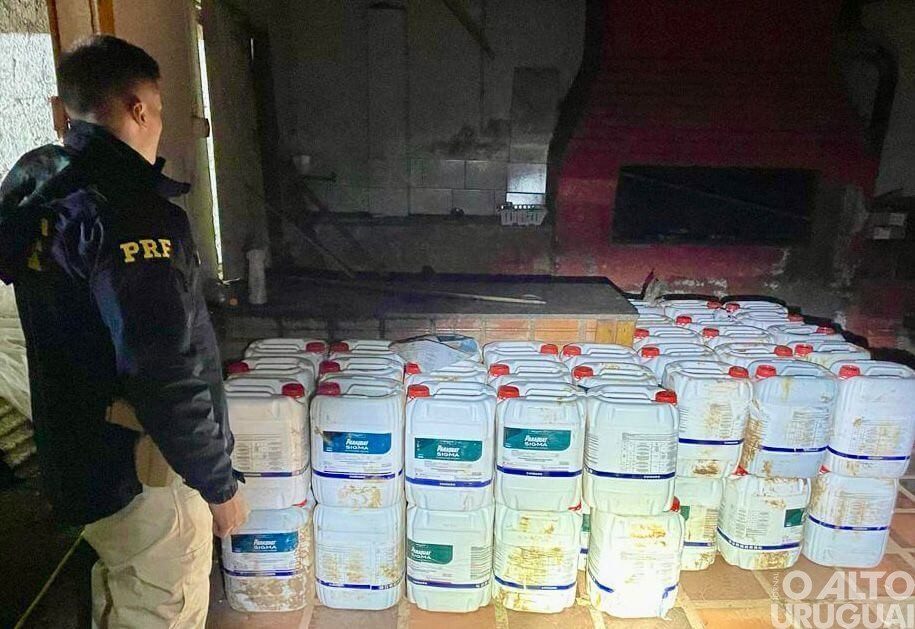 PRF realiza prisão de dupla que contrabandeava mais de mil litros de agrotóxicos