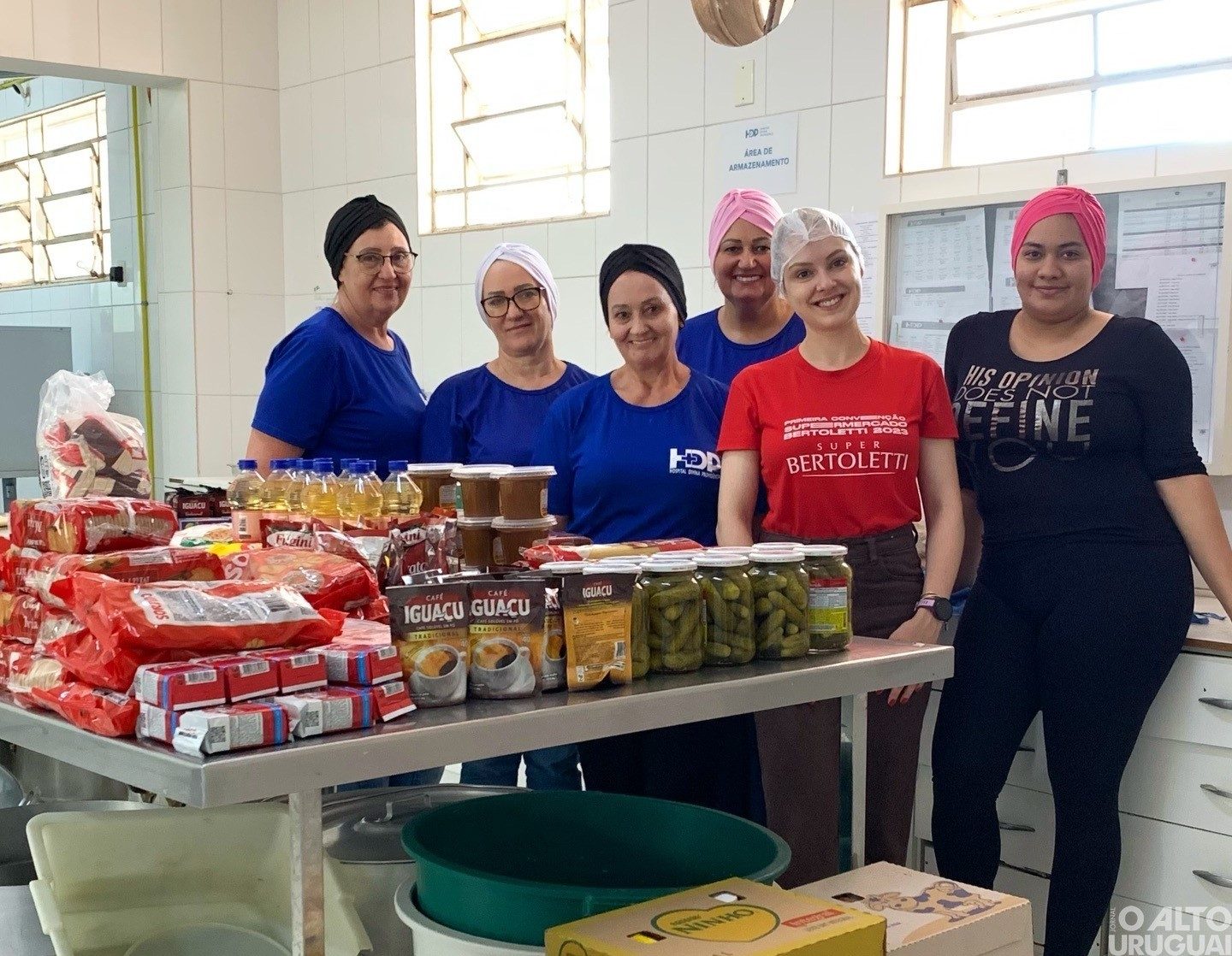 Supermercado Bertoletti doa alimentos ao Hospital Divina Providência