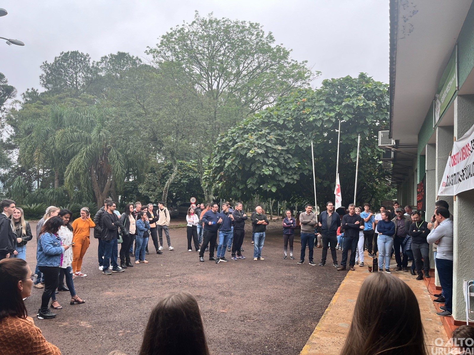 Pais e alunos novamente realizam mobilização em frente ao IFFar-FW