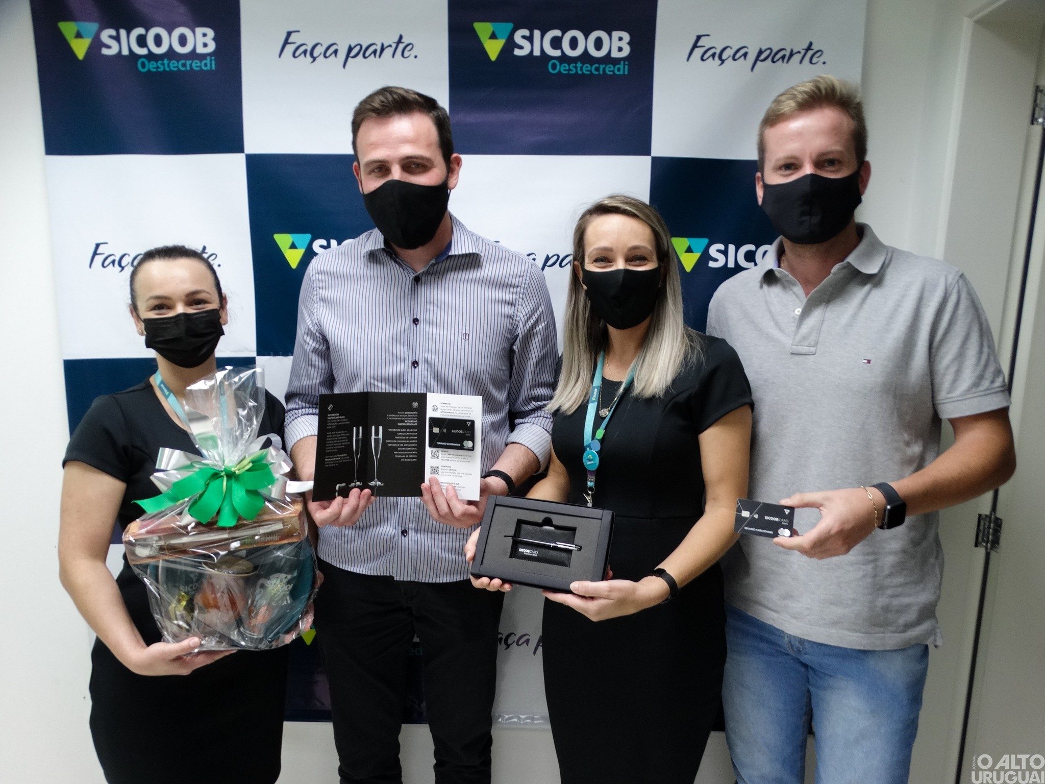 Sicoob Oestecredi apresenta benefícios dos cartões SicoobCard
