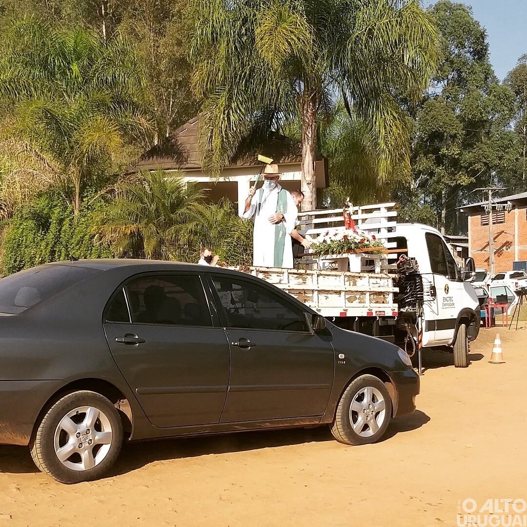 Paróquia de Rodeio Bonito homenageia agricultores e motoristas
