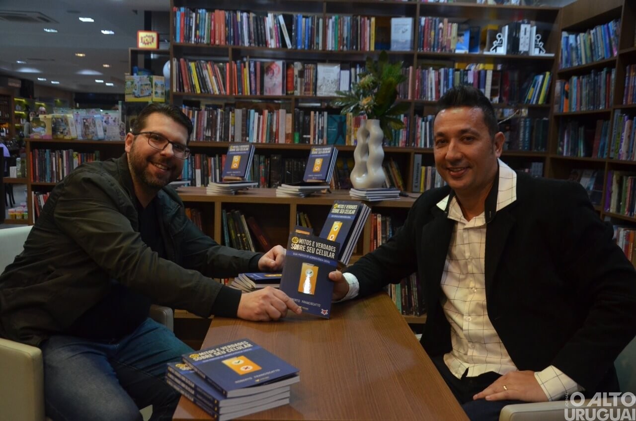 Professor Roberto Franciscatto lança livro pela Vitrola Editora