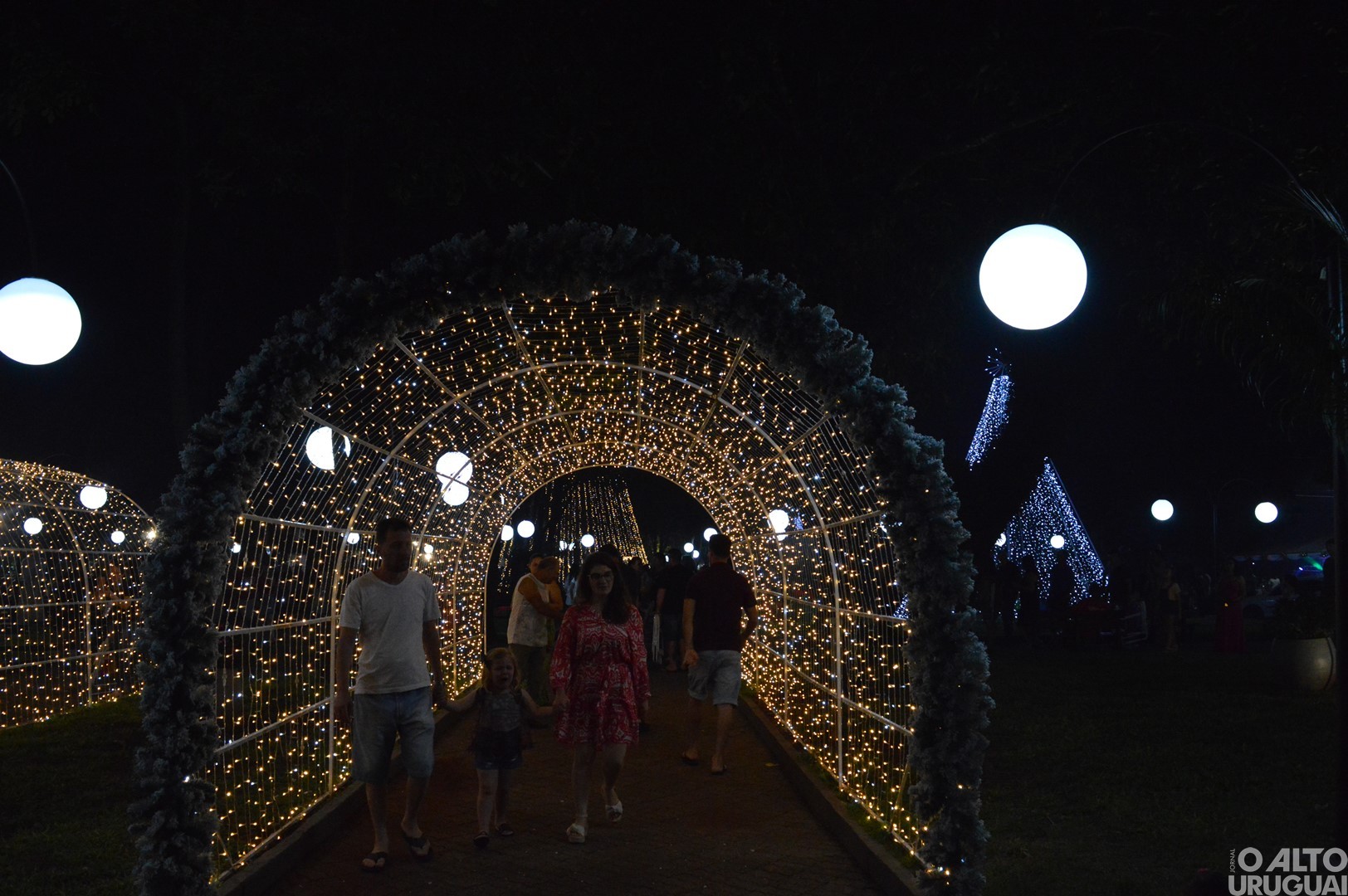 Acendimento de luzes marca a abertura oficial de Natal em Rodeio Bonito