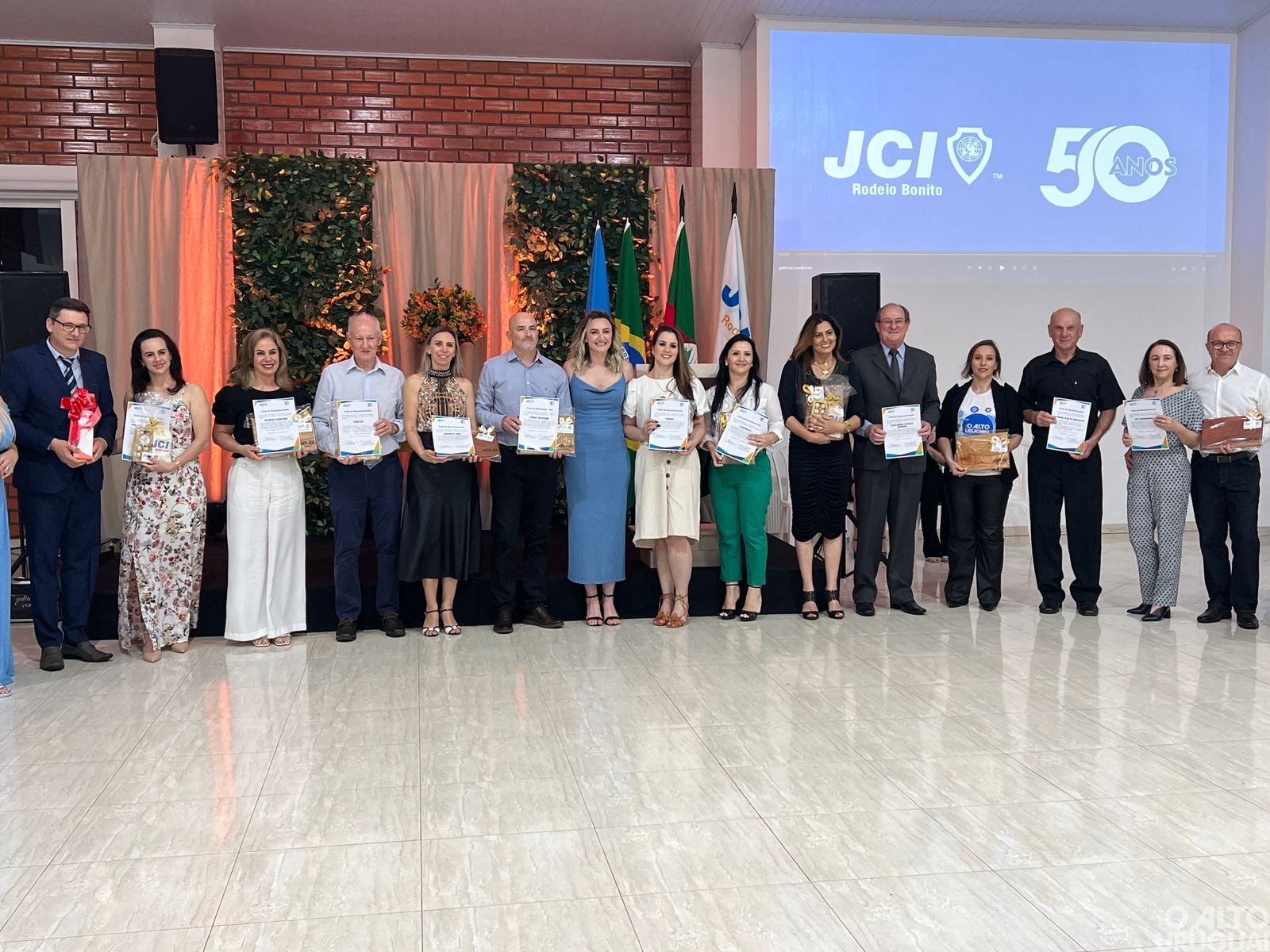 Jantar festivo com honrarias marca os 50 anos da JCI em Rodeio Bonito