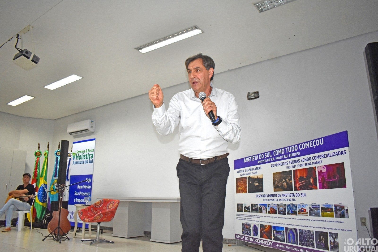 Jorge Trevisol palestra na abertura da 2ª Semana e Feira Holística de Ametista do Sul