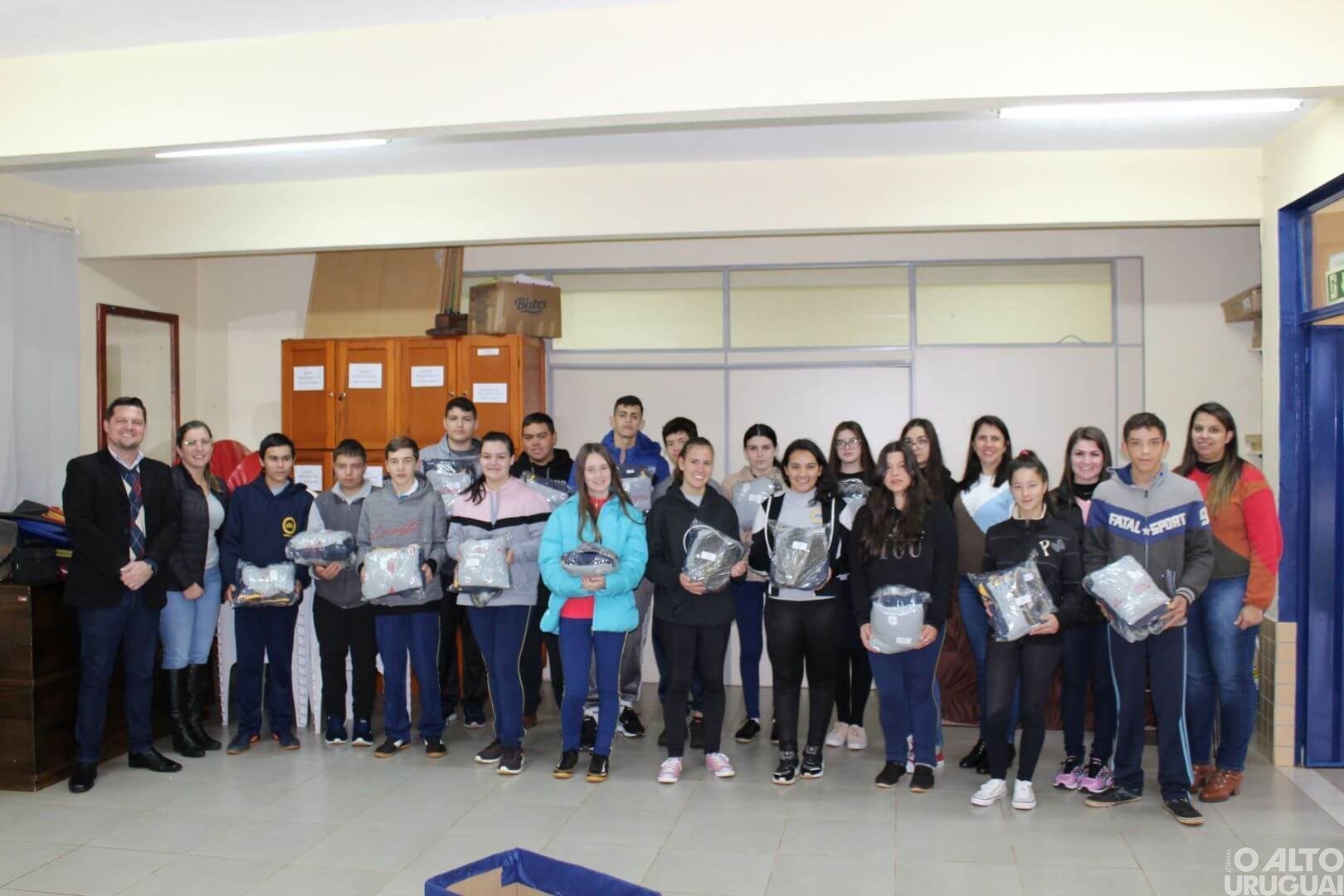 Prefeitura de Seberi entrega uniformes para alunos da rede municipal