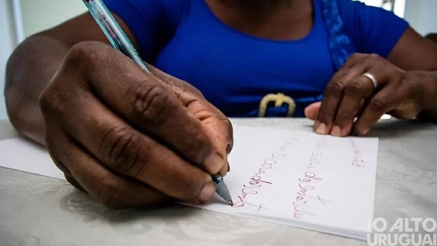 Três em cada dez brasileiros têm dificuldades para ler e interpretar informações básicas