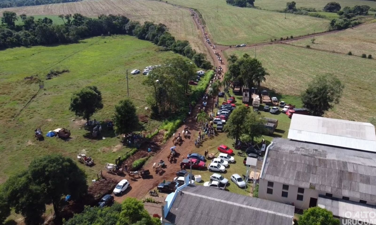 Cerca de 80 carroças participam da Carreata da Amizade na linha Conceição
