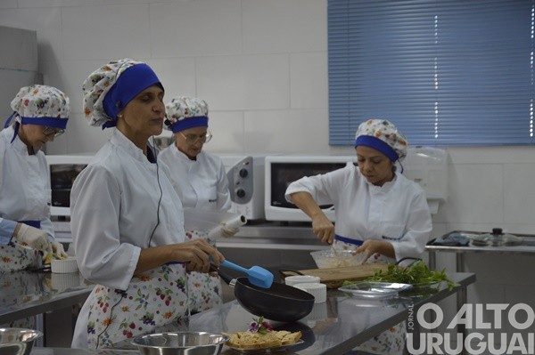 Cozinha didática ensina receitas na Casa da Emater