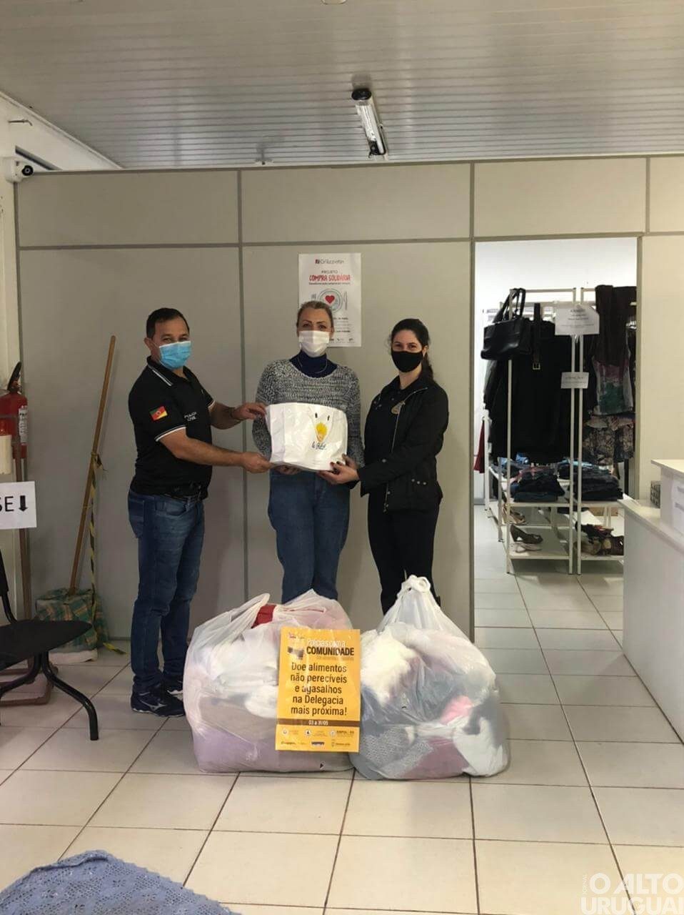 PC doa agasalhos para a Secretaria de Assistência Social de FW