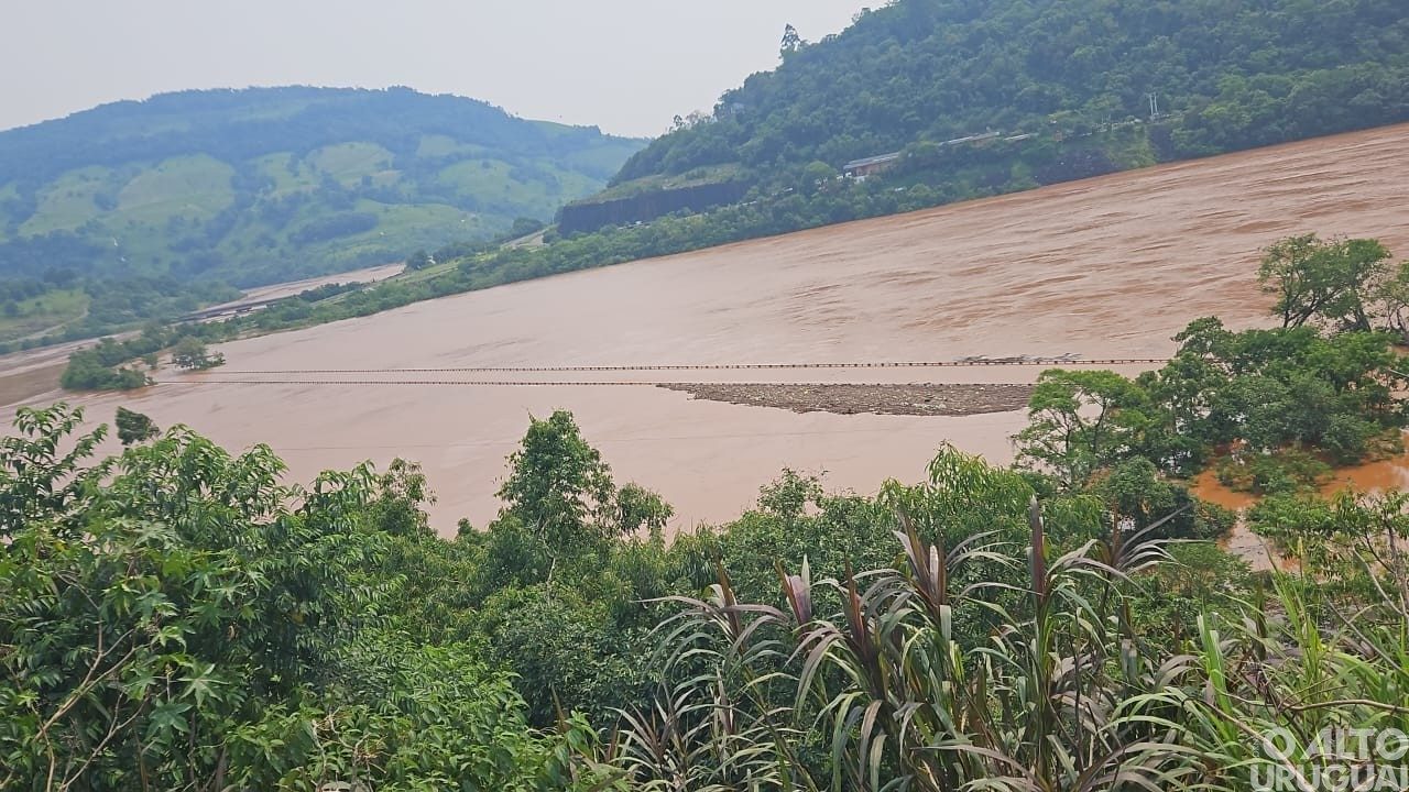 Nível do rio Uruguai sobe e deixa ponte submersa entre SC e RS, no Goio-Ên