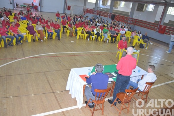 Evento realizado pela Creluz em Pinhal marca o Dia da Árvore