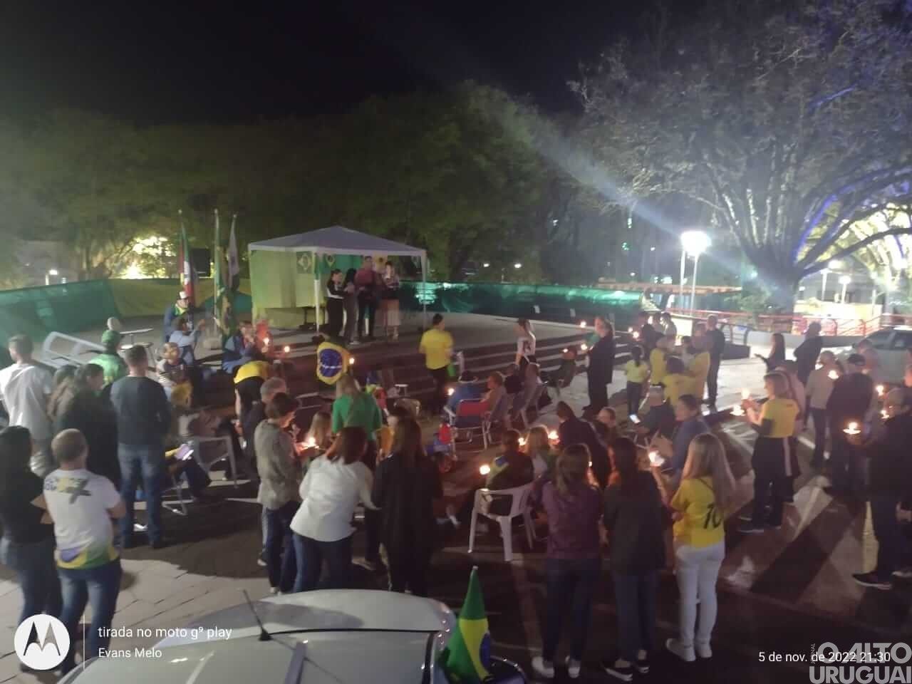 Manifestantes se concentram na praça de FW
