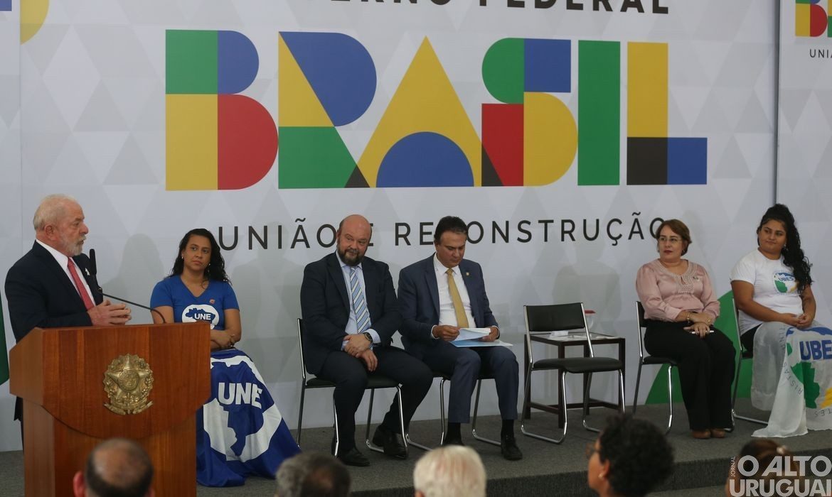 Governo libera R$ 2,44 bilhões extras para universidades