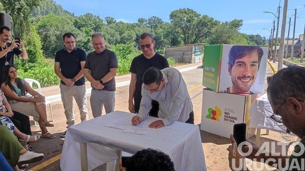 Pinhal entrega 10 casas e autoriza início da construção de mais 20