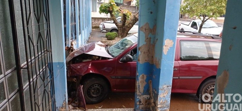 Adolescente perde controle do carro e invade DP de Palmitinho