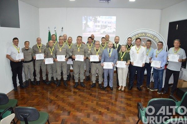 37º BPM realiza a entrega de Comenda para personalidades civis e militares