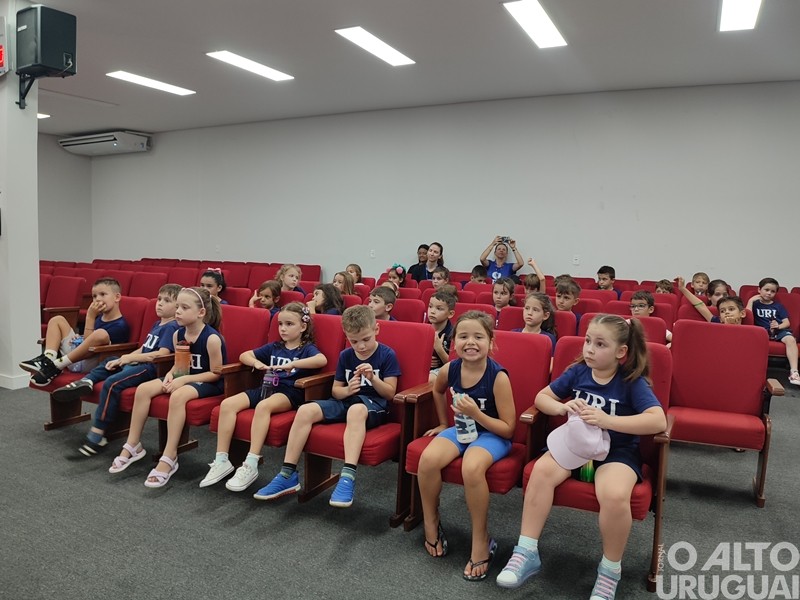 Alunos da Escola da URI visitam Câmara de Vereadores de FW