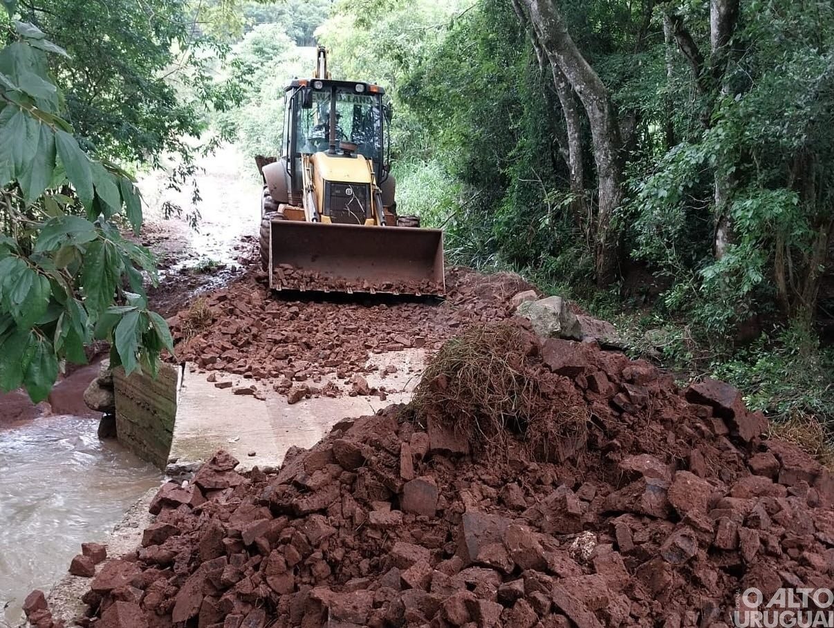 Secretaria de Obras de Seberi trabalha na recuperação de estradas