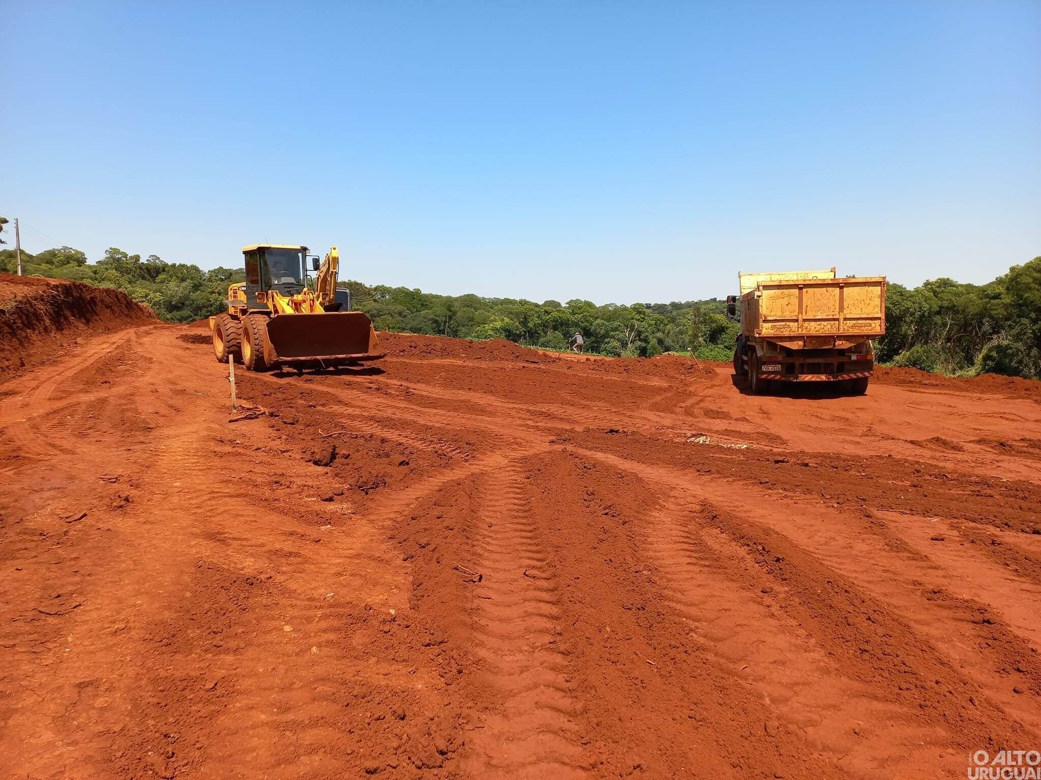 Terraplanagem para construção de pocilgas é realizada em Boa Vista das Missões