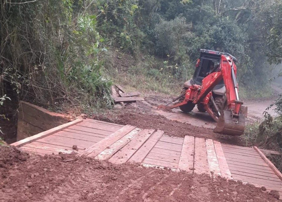 Motoristas voltam a utilizar ponte entre as linhas Fortaleza e Capivara em Erval Seco