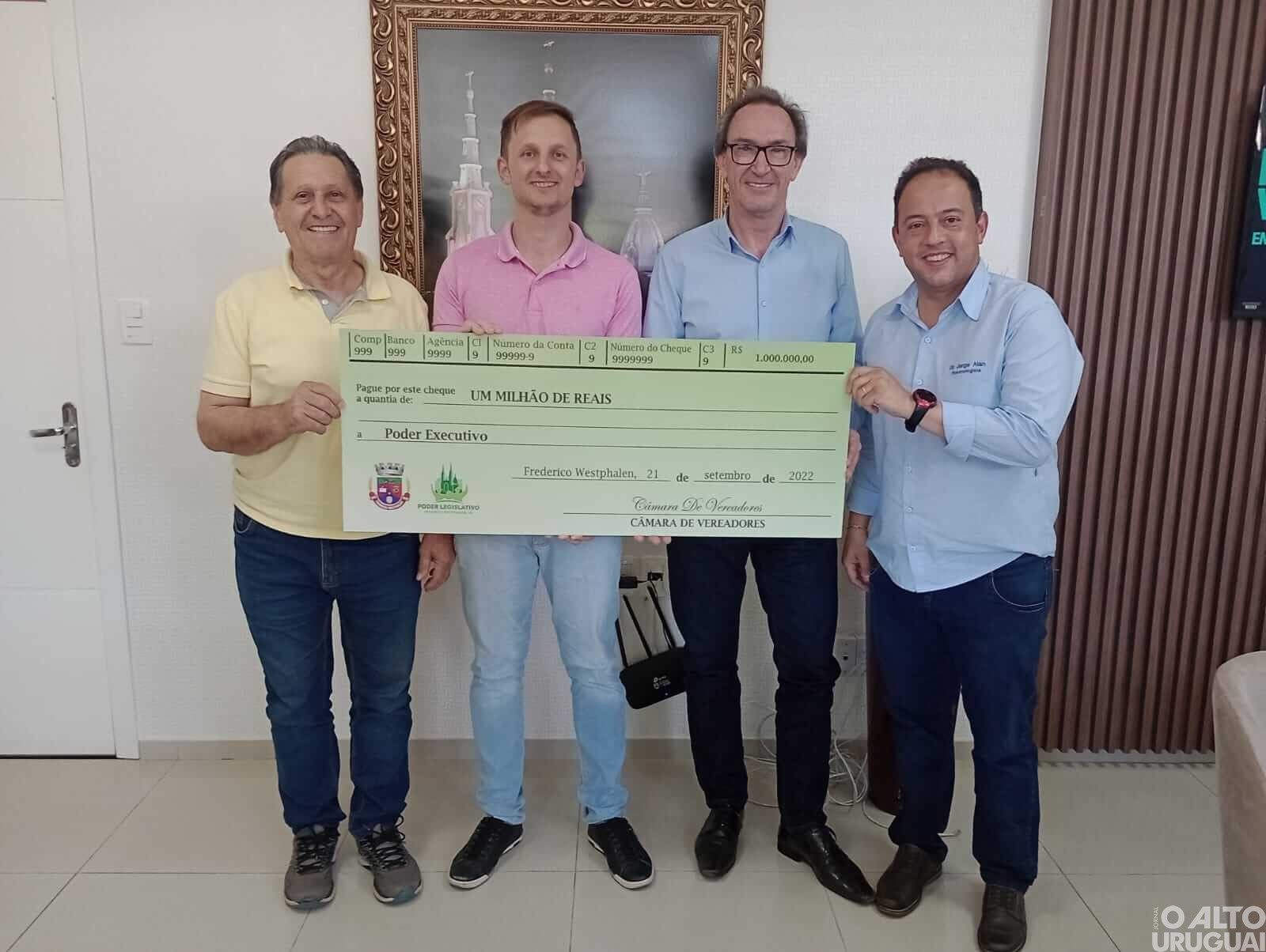 Mesa-diretora da Câmara de FW entrega cheque simbólico de R$ 1 milhão ao Executivo