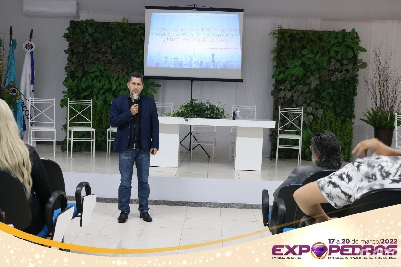 Professor da URI/FW palestra na Expopedras sobre o potencial da mineração
