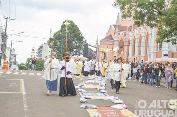Missa solene e procissão marcam celebração em FW