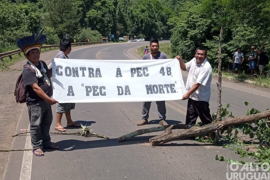 Kaingangs da região realizam bloqueio na BR-386 em Iraí