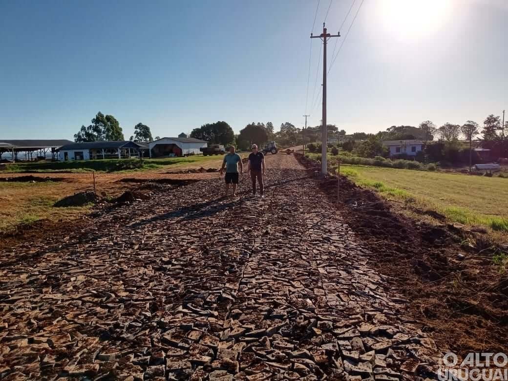 Pinheirinho do Vale: obra de calçamento tem continuidade na linha Planalto