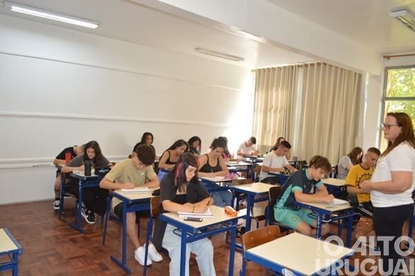 Governo deve suspender novo ensino médio