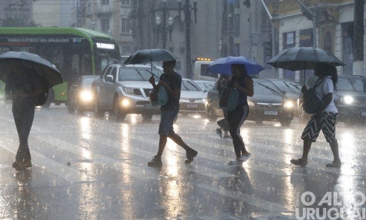 Fim de semana nublado e com alerta de chuvas intensas
