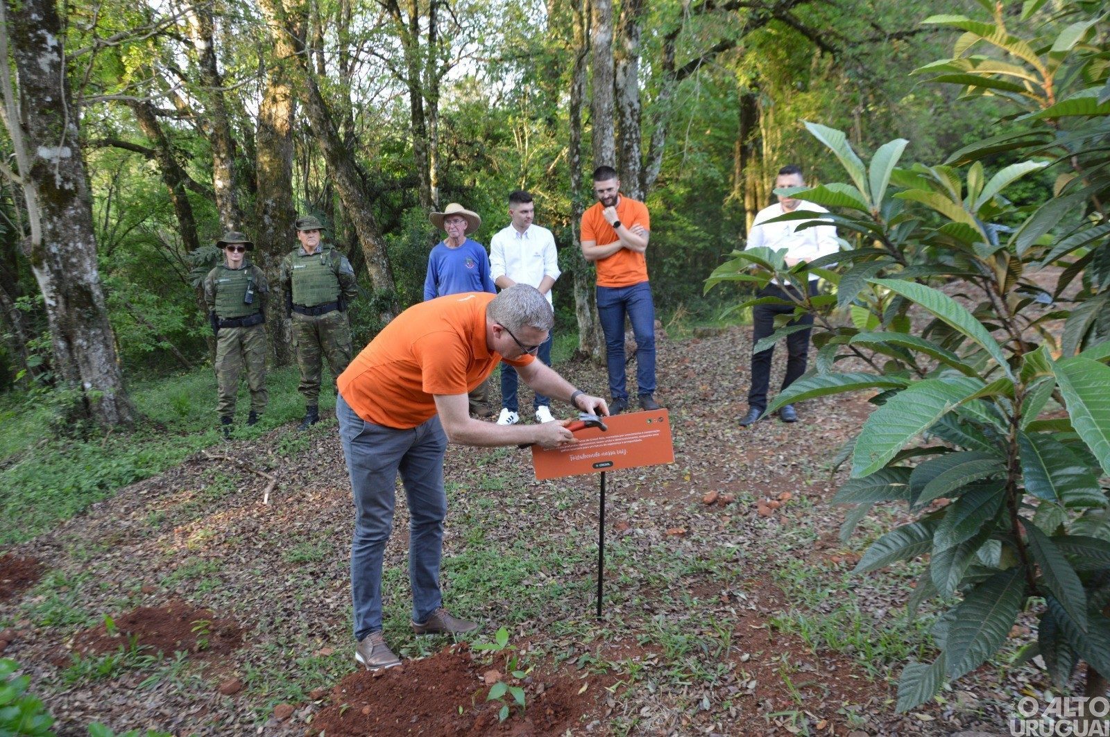 Cresol Raiz realiza ação simbólica com plantio de árvores em FW