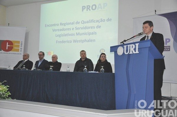 Vereadores e servidores de Legislativos participam de evento regional