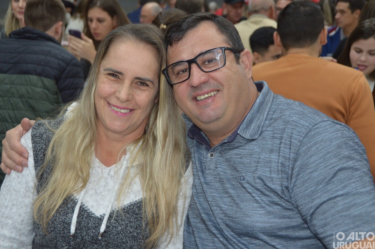 Centenas de pessoas participam da 19ª Festa do Leitão